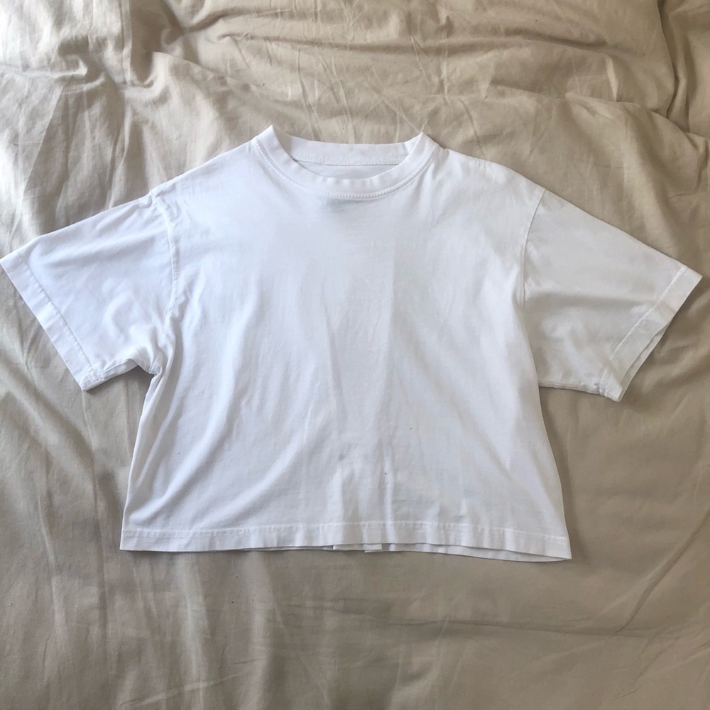 Sara Duke white tshirt
